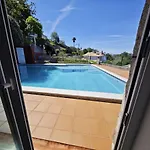 Casa con jardín, piscina privada y vistas a las Islas Cies *